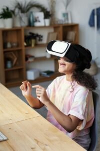 Menina utilizando óculos de realidade virtual, ilustrando o entretenimento imersivo.