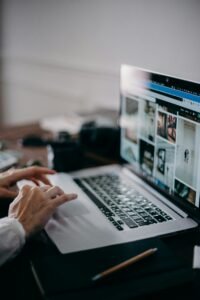 Imagem mostra um usuário em seu desktop, trabalhando remotamente, ilustrando um dos benefícios da internet.