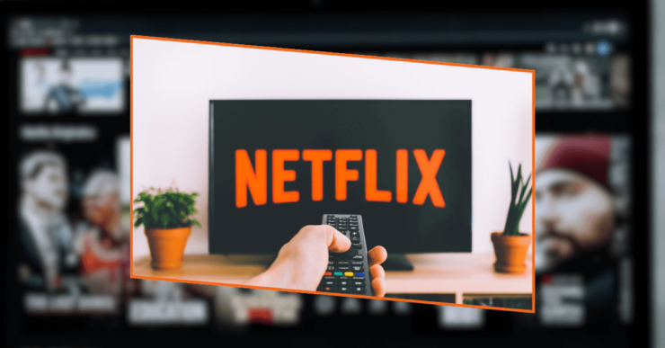 Uma pessoa procurando filmes para assistir, com códigos da Netflix.