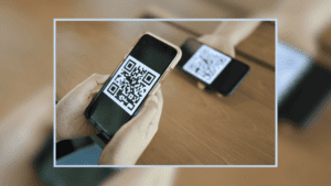 Uma pessoa realizando pagamento via QR Code Pix em um estabelecimento comercial.