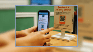 Uma pessoa lendo um QR Code com seu celular em um local público.