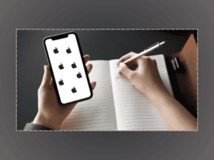 Uma pessoa anotando a dica de como usar o símbolo do iPhone para copiar, enquanto segura seu celular.