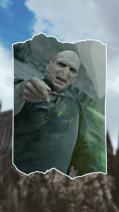Lord Voldemort, um dos personagens de Harry Potter, em posição de ataque, lançanco um feitiço.