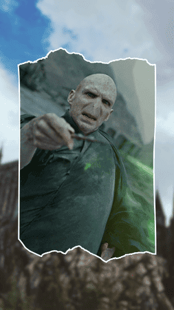 Lord Voldemort, um dos personagens de Harry Potter, em posição de ataque, lançanco um feitiço.