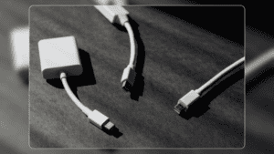 Conectores usb em cima de uma mesa.