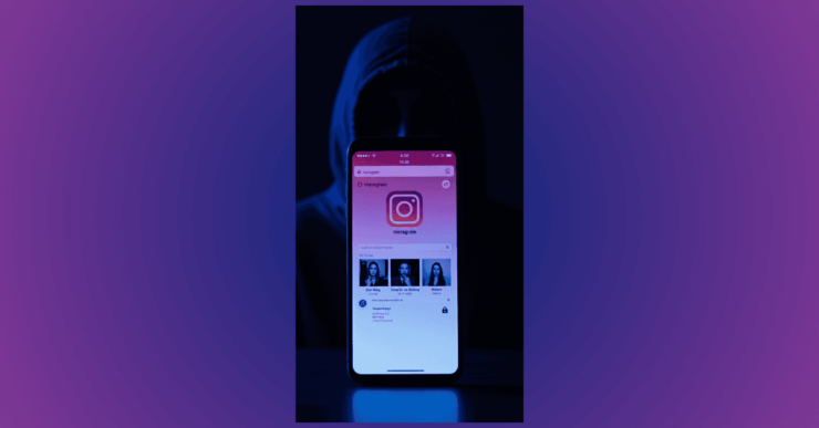 Imagem de um smartphone exibindo a interface do Instagram em primeiro plano, com uma silhueta humana escura e misteriosa ao fundo, ilustrando um insta stalker.