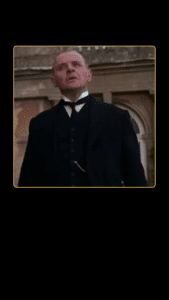 Anthony Hopkins como o mordomo Stevens em "Vestígios do Dia", em traje formal impecável, com expressão solene e dignificada dentro de uma mansão britânica.