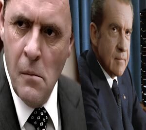 Anthony Hopkins caracterizado como Richard Nixon em pose presidencial, com iluminação dramática destacando as semelhanças físicas impressionantes com o ex-presidente.