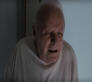 Anthony Hopkins em "Meu Pai" em momento vulnerável, com expressão confusa e emocionalmente impactante, em cenário doméstico com iluminação suave.