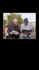 Anthony Hopkins em seu processo criativo, estudando roteiros com anotações, em ambiente aberto.