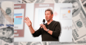 Montagem com uma foto de Larry Ellison em uma palestra. Ao fundo uma série de notas de dólares.
