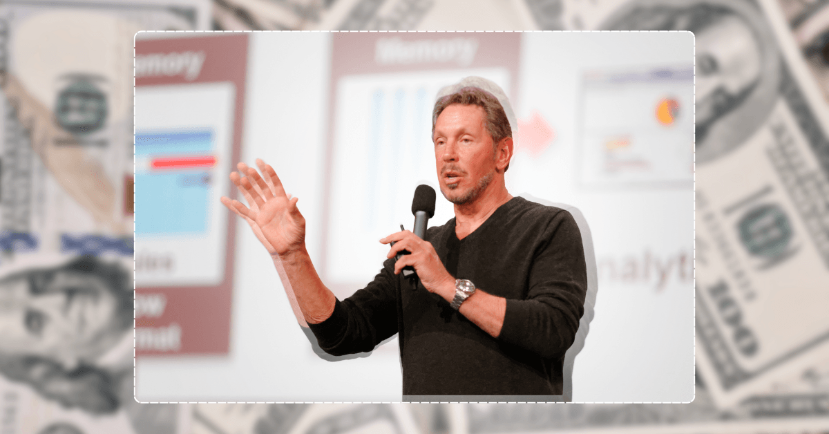 Montagem com uma foto de Larry Ellison em uma palestra. Ao fundo uma série de notas de dólares.
