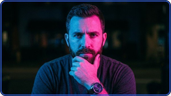 Imagem gerada a partir do prompt: retrato dramatico com iluminacao